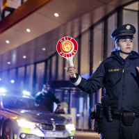 Verkehrskontrolle Polizeibeamtin mit Polizeikelle